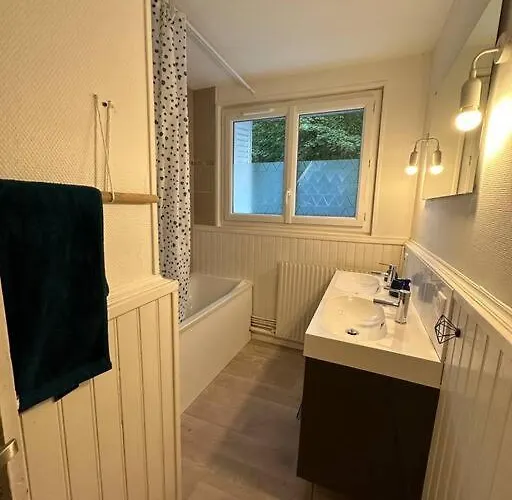 4 Pers. Avec Parking Gratuit Sur Place Couronne Lägenhet