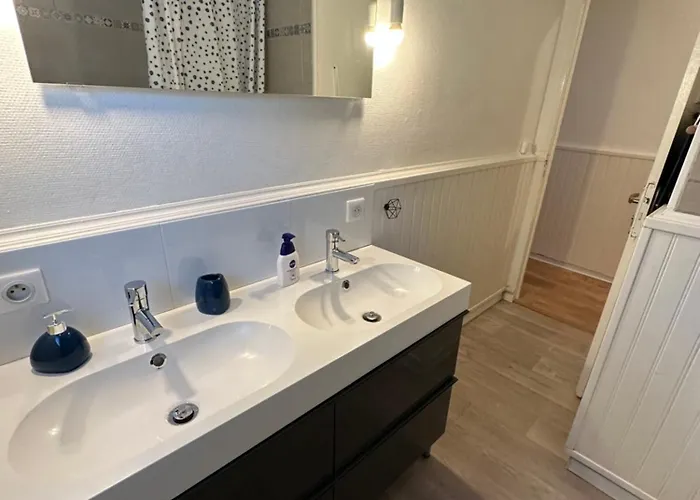 4 Pers. Avec Parking Gratuit Sur Place Couronne